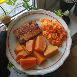 pomarańczowy obiadek - bataty, surówka i tofu